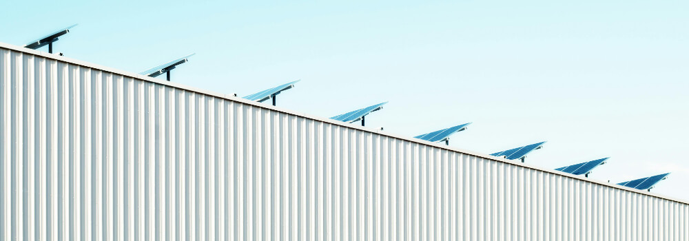 Solarmodule auf einem industriellen Flachdach
